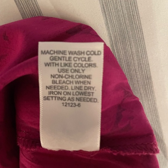 EUC St.John's Bay Women's Raspberry Blouse Floral LS V Neck Elastic Waist - Picture 2 of 7